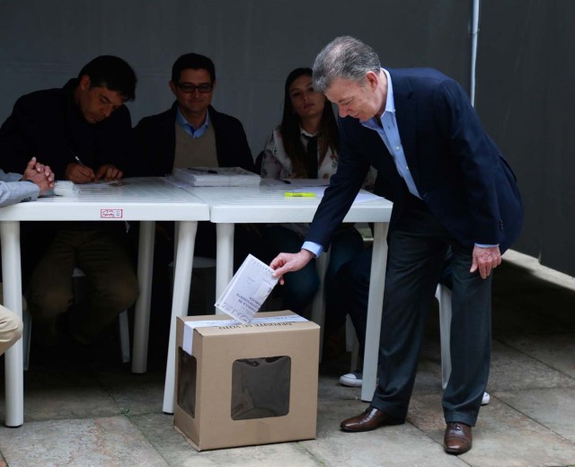 Colombian President Juan Manuel Santos casts his vote at a polling station in Bogota during presidential elections in Colombia on May 27, 2018. / AFP PHOTO / John VIZCAINO