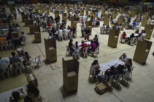 General view of a polling station in Cali, Valle del Cauca Department, during presidential elections in Colombia, taken on May 27, 2018. / AFP PHOTO / Luis ROBAYO