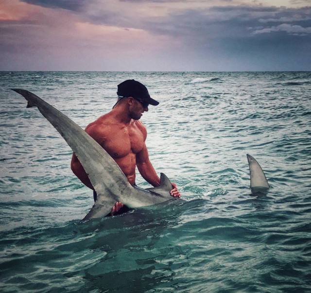 Elliot Sudal junto al tiburón martillo de 3,6 metros. Nadie se fijó en el animal (Elliot Sudal) 