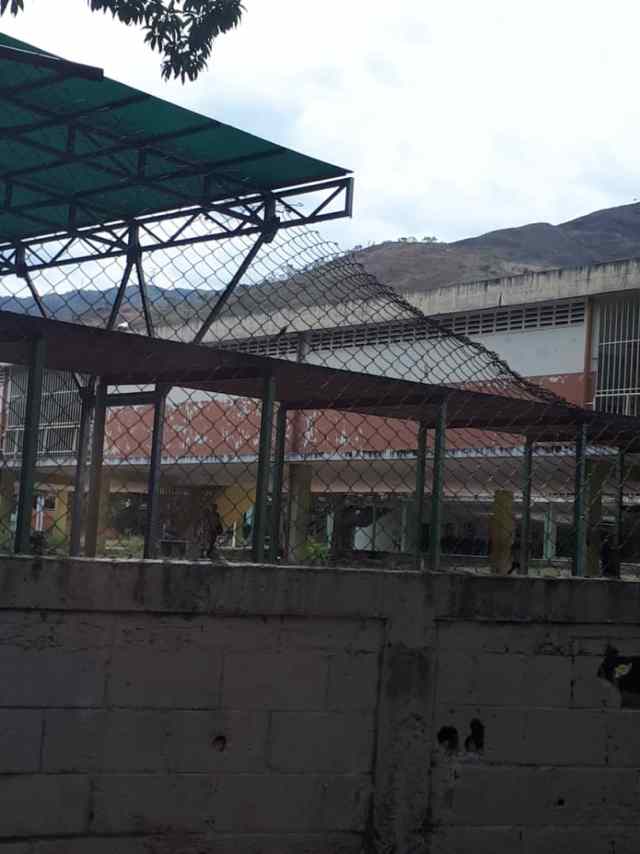 Escuela Básica Gregoria Días al frente del liceo Andrés Bello
