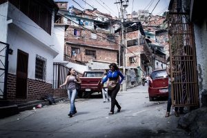 El callejón de los brujos: El último camino de los venezolanos que buscan ayuda espiritual antes de huir del país