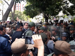 GNB agredió a diputados que buscaban el ingreso de la prensa a la Asamblea Nacional (fotos y video)