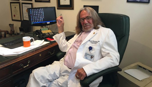El médico de Trump, Harold Bornstein (Foto vía Twitter)