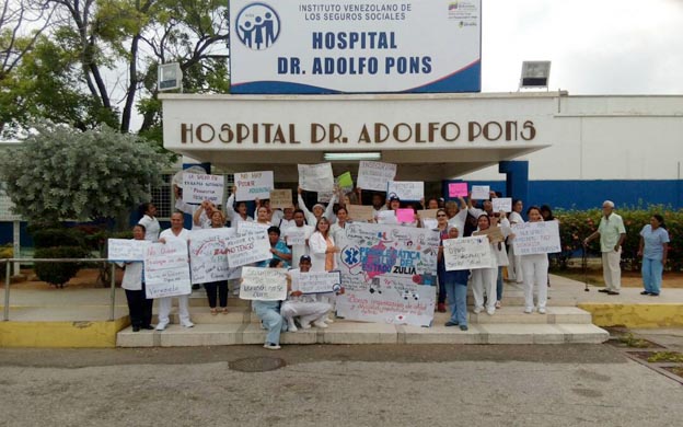 El personal de Enfermería protestó afuera de la instalación de salud ayer en la mañana. (fotos archivo)