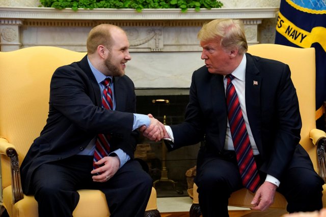 El presidente de EE. UU., Donald Trump, estrecha la mano de Josh Holt, misionero estadounidense que fue liberado por Venezuela, en la Oficina Oval de la Casa Blanca en Washington, EE. UU., El 26 de mayo de 2018. REUTERS / Yuri Gripas