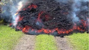 Regresó a su casa en Hawaii para buscar sus pertenencias y encontró lava en el patio (Fotos)