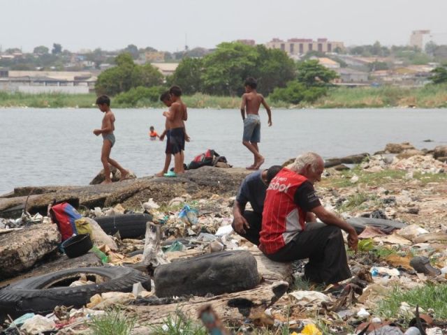 Foto: Entre basura y suciedad se bañan en el Malecón de Maracaibo ante la falta de agua / La Verdad