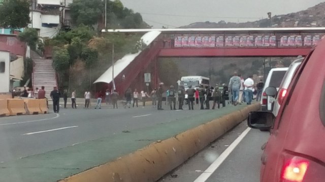 Foto: Protesta en el barrio El Limón en la autopista Caracas-La Guaira / Cortesía 