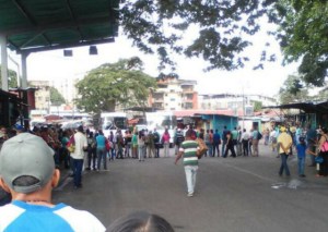 Protesta en el terminal de Ocumare del Tuy por aumento de pasaje y escasez de unidades #11May (fotos)