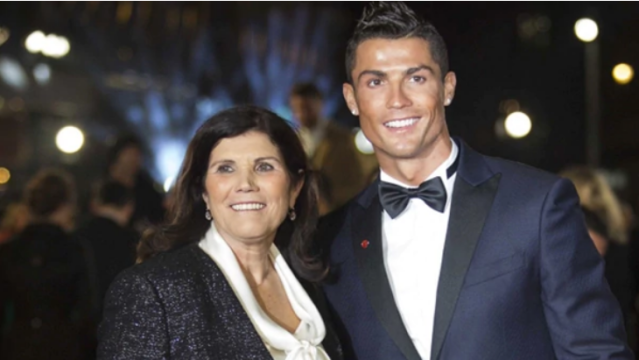 Cristiano Ronaldo junto a su madre Dolores Aveiro. AFP