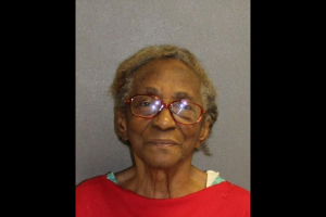 Arrestan a abuela de 95 años por pegarle con chancleta a su nieta de 46