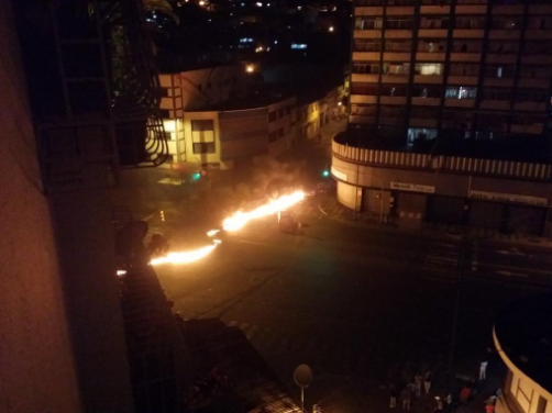 Con cauchos quemados, vecinos del oeste de Caracas protestaron en la Avenida San Martín por los resultados del proceso ilegítimo del pasado 20 de mayo (Foto: Jesus Medina Ezaine ? @jesusmedinae)
