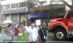 Por segundo día consecutivo protestan en el Materno Infantil de El Valle (Video)