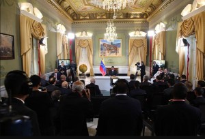 Maduro pide a bancos apoyo para abrir corresponsalías en Rusia y otros países