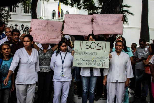 Este 10 de mayo se llevó a cabo una protesta frente al Hospital Vargas para denunciar la falta de insumos médicos y las condiciones paupérrimas en las que se encuentra dicho recinto asistencial (Foto: Juan Peraza / La Patilla)