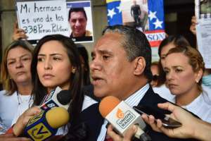 Familiares de presos políticos exigen al Defensor del Pueblo garantizar integridad de los detenidos