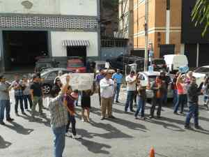 Ciudadanos de Parque Caiza protestan afuera de la alcaldía de Sucre por la falta de agua