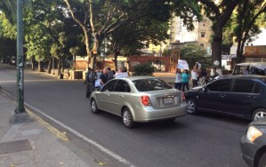 Vecinos de San Bernardino en Caracas trancaron la vía exigiendo agua potable #2May (Fotos)