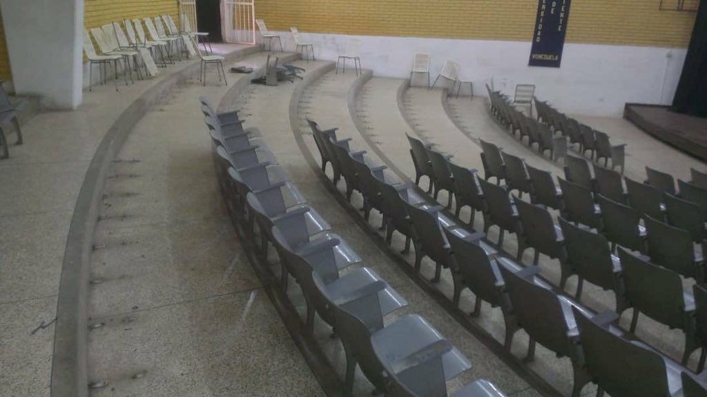 Se robaron las butacas del auditorio de la UDO en Anzoátegui (fotos)