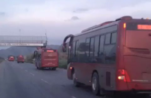 Caravana de autobuses se traslada hacia Carabobo para mitin madurista (video)