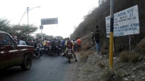 Cerrada la carretera principal de Carayaca por protesta #7May (fotos)