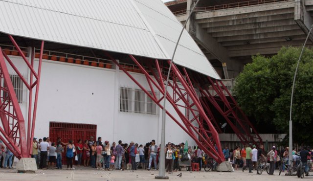 En las afueras del coliseo Toto Hernández y del estadio General Santander se formó ayer una fila de venezolanos y de colombianos retornados que esperaban la entrega del bono del PMA.