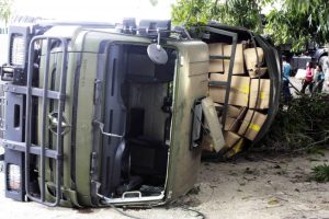 Al menos cuatro militares heridos tras volcarse camión con material electoral
