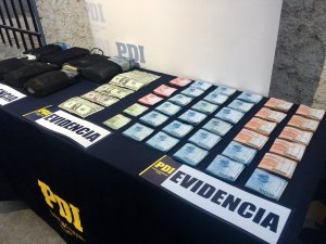 Detienen a tres bolivianas en Chile por guardar droga bajo colchón en un hotel