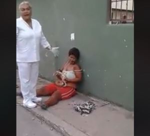 Hallan a mujer con un bebé recién nacido en plena calle (Video fuerte)