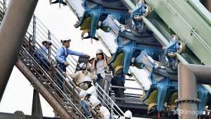 Sesenta y cuatro pasajeros quedaron suspendidos boca abajo en una montaña rusa en Japón (fotos y video)