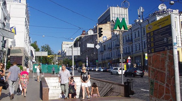 La entrada de una estación de metro en Kiev, Ucrania.  @BirGun_Gazetesi 