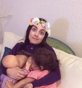 Critican a Daniella Navarros por este video dándole pecho a su hija