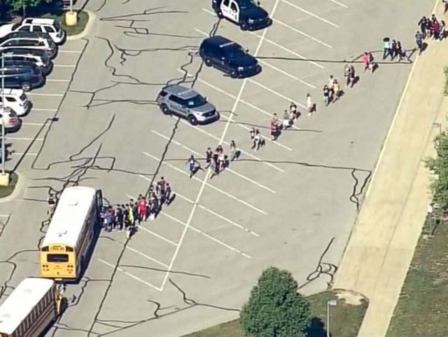 Los estudiantes son cargados en los autobuses escolares en Noblesville West Middle School en Noblesville, Indiana, después de informes de un tiroteo | Foto: ABC News