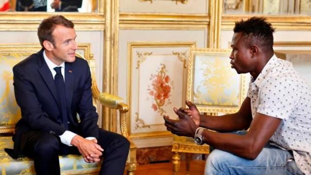 Emmanuel Macron y Mamoudou Gassama. Foto: EFE.