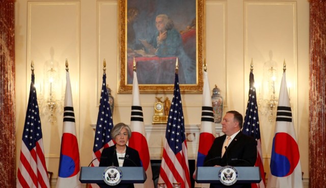 El Secretario de Estado de los Estados Unidos, Mike Pompeo, tiene una disponibilidad conjunta de prensa con el Ministro de Relaciones Exteriores de Corea del Sur, Kang Kyung-wha, después de su reunión en el Departamento de Estado en Washington, EE.UU., 11 de mayo de 2018. REUTERS / Kevin Lamarque 