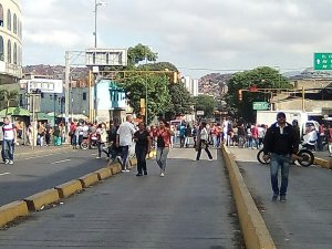 Vecinos trancan la avenida Nueva Granada por falta de agua #11May (fotos)