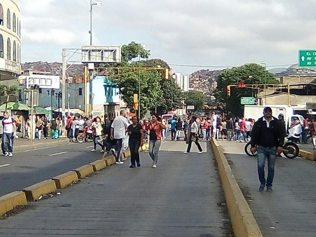 Foto: Vecinos trancan la avenida Nueva Granada por falta de agua / Cortesía 