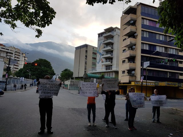 Protesta por agua de los vecinos de El Recreo // Foto @carmenmateran