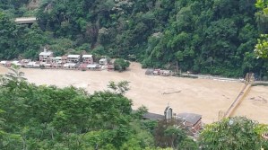 Creciente del río Cauca deja viviendas y puentes afectados en Colombia