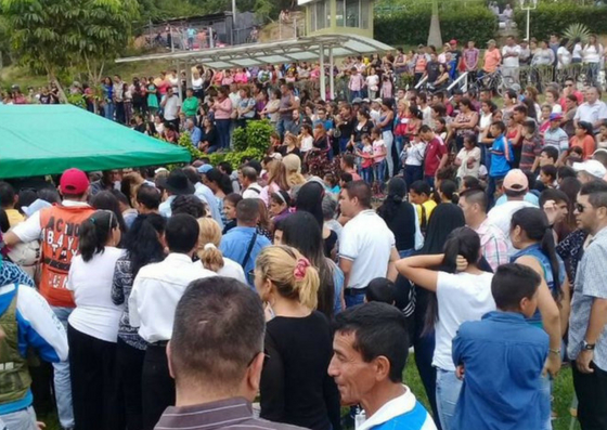 Foto: Tachirenses manifiestan solidaridad durante el entierro del ganadero asesinado / @CarlosOAlbornoz - twitter