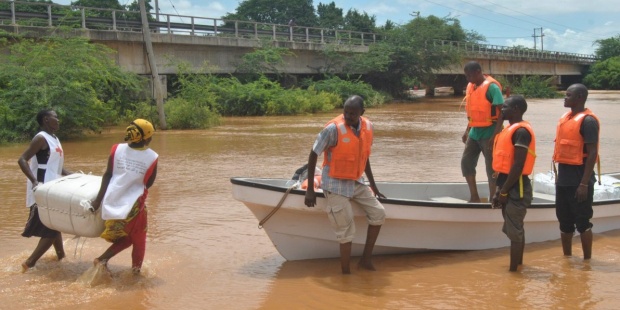 Varios voluntarios trasladan ayuda tras las inundaciones del río Tana, en Idsowe, Kenia. EFE/Str