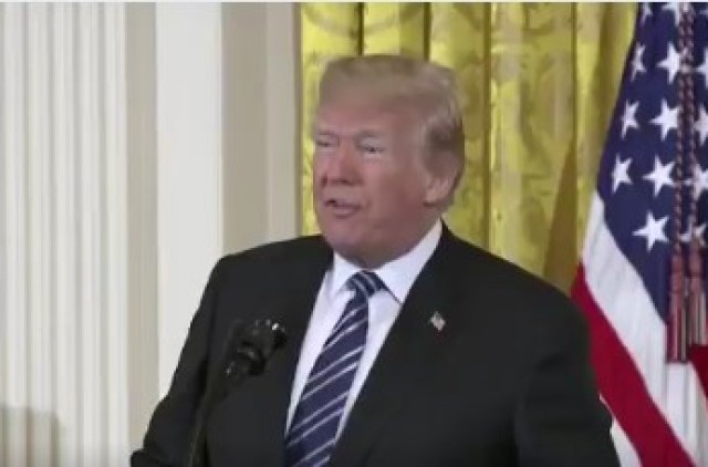 El presidente de Estados Unidos, Donald Trump, habla durante la ceremonia de juramento de la nueva directora de la CIA, Gina Haspel, en Langley, Estados Unidos. 22 de mayo de 2018.  REUTERS/Kevin Lamarque