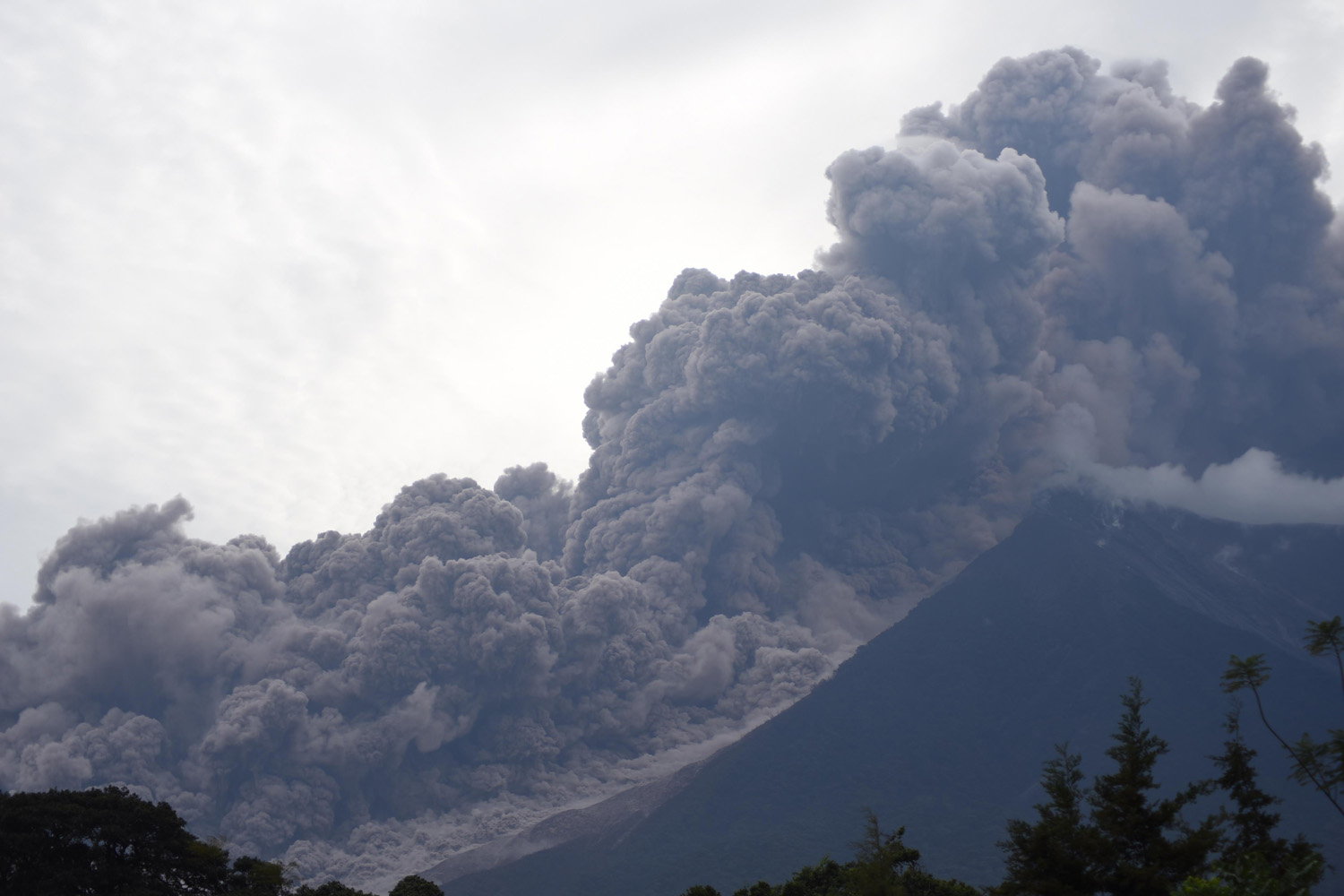 El volcán de Fuego sigue sin dar tregua en Guatemala