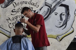 Peluqueros de la calle buscan sobrevivir a la crisis venezolana (Fotos)