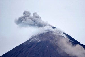 Se reportan nuevas explosiones en volcán de Guatemala y alertan de flujos piroclásticos