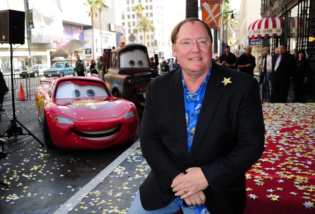 (ARCHIVOS) En esta foto de archivo tomada el 1 de noviembre de 2011, el director John Lasseter posa para una foto frente a los personajes de su película "Cars" en su ceremonia de presentación estelar de Hollywood Walk of Fame, en Hollywood, California, el 1 de noviembre de 2011. El jefe de animación de Walt Disney Co y cofundador de Pixar, John Lasseter, se irá a fin de año, dijo la compañía el viernes 17 de septiembre de 2018. / AFP PHOTO / Robyn BECK