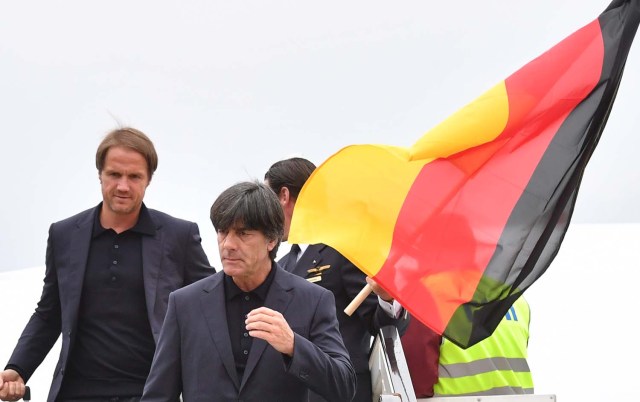 El entrenador del equipo nacional de fútbol alemán, Joachim Low, desembarca de un avión a la llegada del equipo al aeropuerto de Vnukovo, en las afueras de Moscú, el 12 de junio de 2018, antes del torneo de fútbol de la Copa Mundial Rusia 2018. / AFP PHOTO / Yuri KADOBNOV 