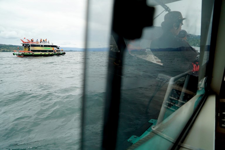 Autoridades de Indonesia buscan a 94 desaparecidos tras un naufragio en la isla de Sumatra