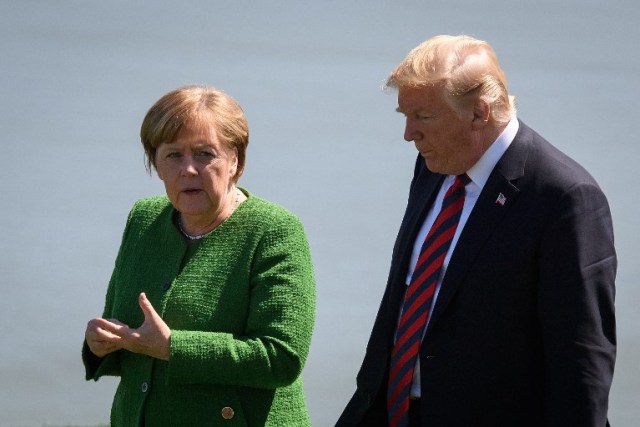 la canciller de Alemania Angela Merkel (L) y el presidente de los Estados Unidos Donald Trump (R) hablan juntos después de la foto de familia en el primer día de la Cumbre del G7, el 8 de junio de 2018 en La Malbaie, Canadá. Canadá recibirá a los líderes del Reino Unido, Italia, Estados Unidos, Francia, Alemania y Japón para la cumbre de dos días, en la ciudad de La Malbaie. Leon Neal / Getty Images / AFP 