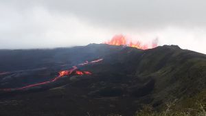 Actividad de volcán Sierra Negra de Galápagos sigue alta después de 4 días